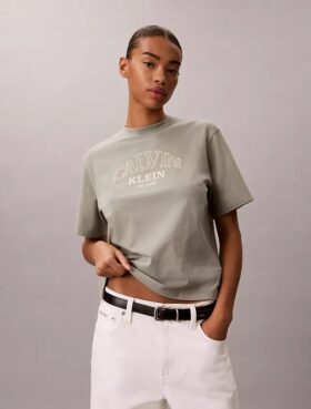 T-shirt med bågformad logotyp