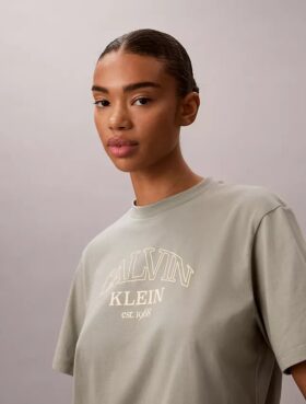 T-shirt med bågformad logotyp