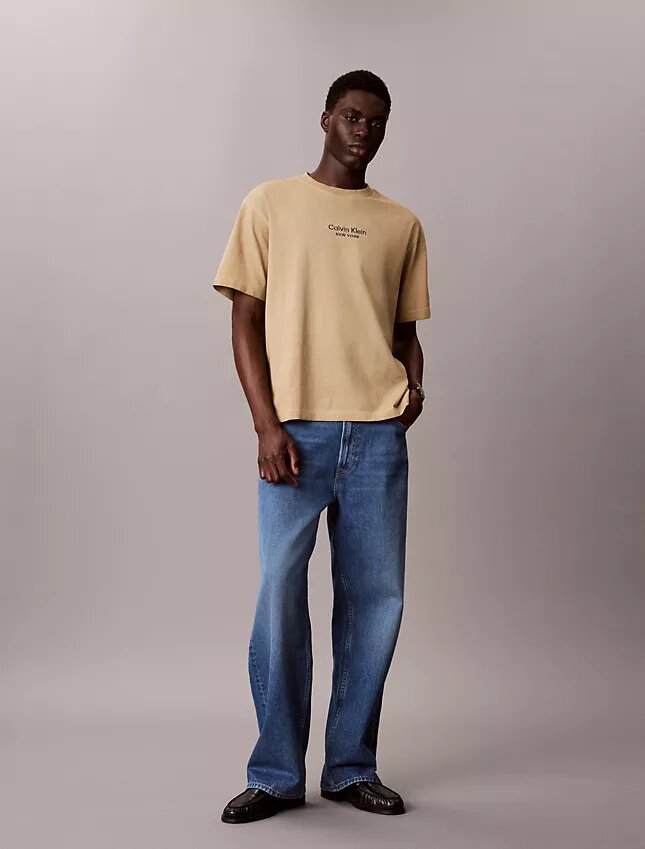 T-shirt med blekt tryck och klassisk rund hals T-shirt med blekt tryck och klassisk rund hals