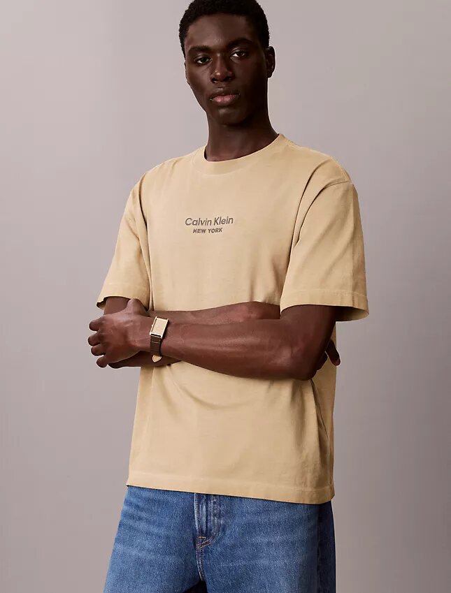 T-shirt med blekt tryck och klassisk rund hals T-shirt med blekt tryck och klassisk rund hals