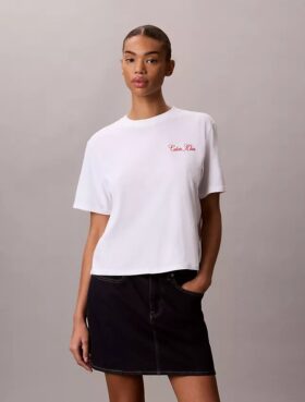 T-shirt med Calvin Klein-logotyp i kursiv stil