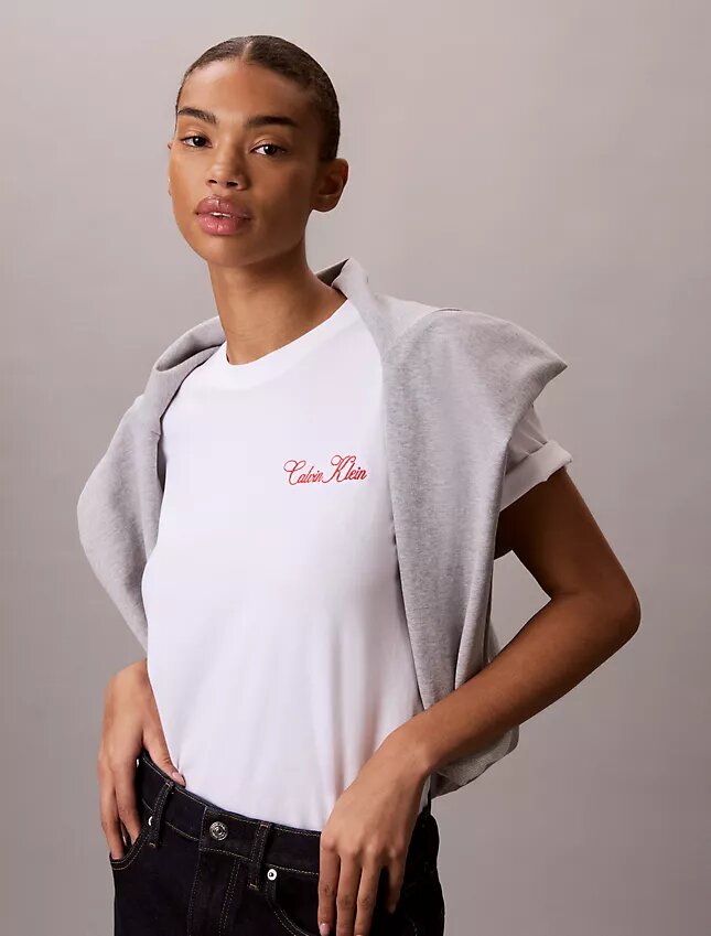 T-shirt med Calvin Klein-logotyp i kursiv stil T-shirt med Calvin Klein-logotyp i kursiv stil