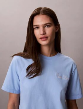 T-shirt med Calvin Klein-logotyp i kursiv stil