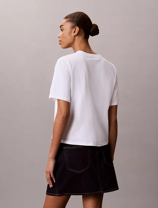 T-shirt med Calvin Klein-logotyp i kursiv stil T-shirt med Calvin Klein-logotyp i kursiv stil