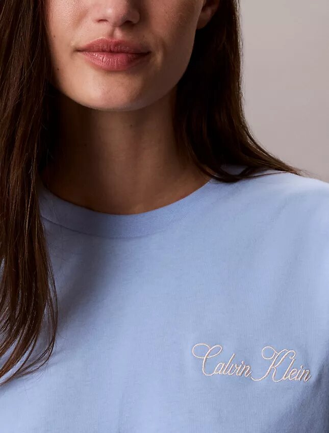 T-shirt med Calvin Klein-logotyp i kursiv stil T-shirt med Calvin Klein-logotyp i kursiv stil
