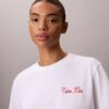 T-shirt med Calvin Klein-logotyp i kursiv stil T-shirt med Calvin Klein-logotyp i kursiv stil