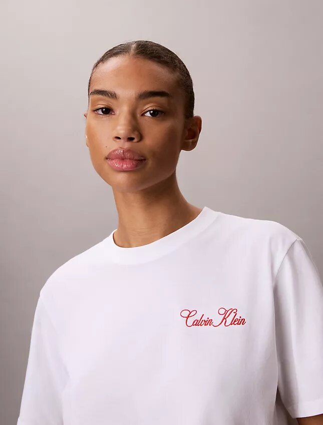 T-shirt med Calvin Klein-logotyp i kursiv stil T-shirt med Calvin Klein-logotyp i kursiv stil