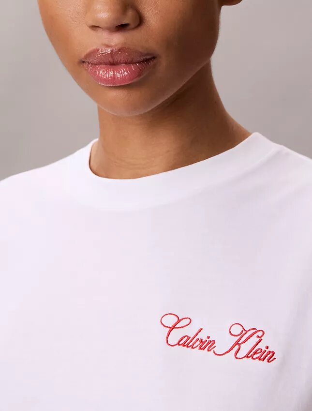 T-shirt med Calvin Klein-logotyp i kursiv stil T-shirt med Calvin Klein-logotyp i kursiv stil