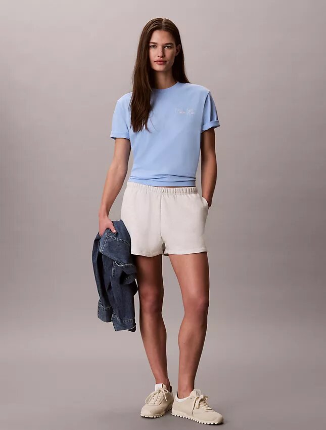 T-shirt med Calvin Klein-logotyp i kursiv stil T-shirt med Calvin Klein-logotyp i kursiv stil