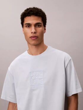 T-shirt med emblem och grafisk logotyp