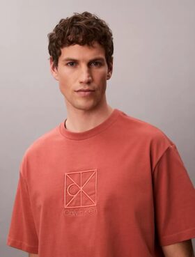 T-shirt med emblem och grafisk logotyp