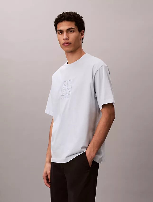 T-shirt med emblem och grafisk logotyp T-shirt med emblem och grafisk logotyp