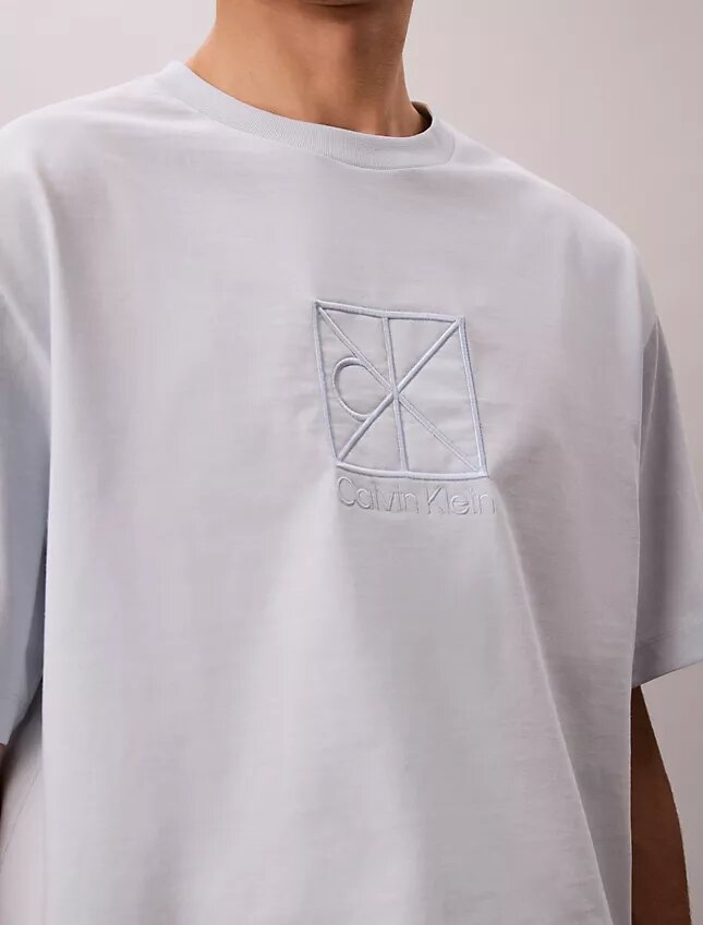 T-shirt med emblem och grafisk logotyp T-shirt med emblem och grafisk logotyp