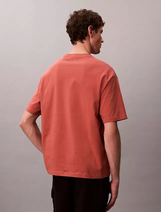 T-shirt med emblem och grafisk logotyp T-shirt med emblem och grafisk logotyp
