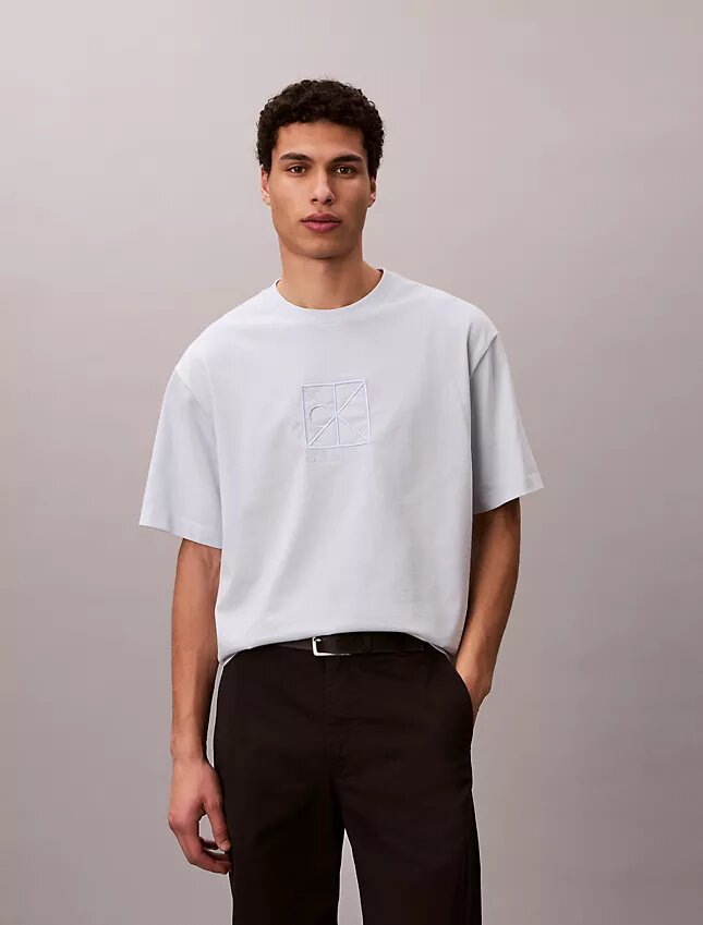 T-shirt med emblem och grafisk logotyp T-shirt med emblem och grafisk logotyp