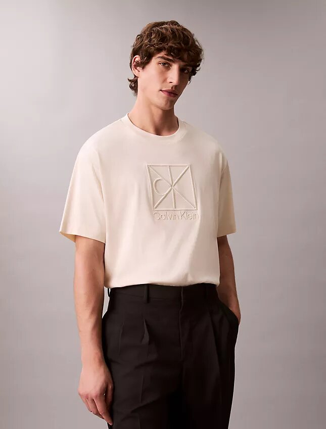 T-shirt med emblem och grafiskt tryck T-shirt med emblem och grafiskt tryck