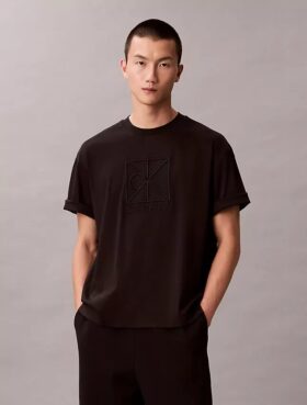 T-shirt med emblem och grafiskt tryck