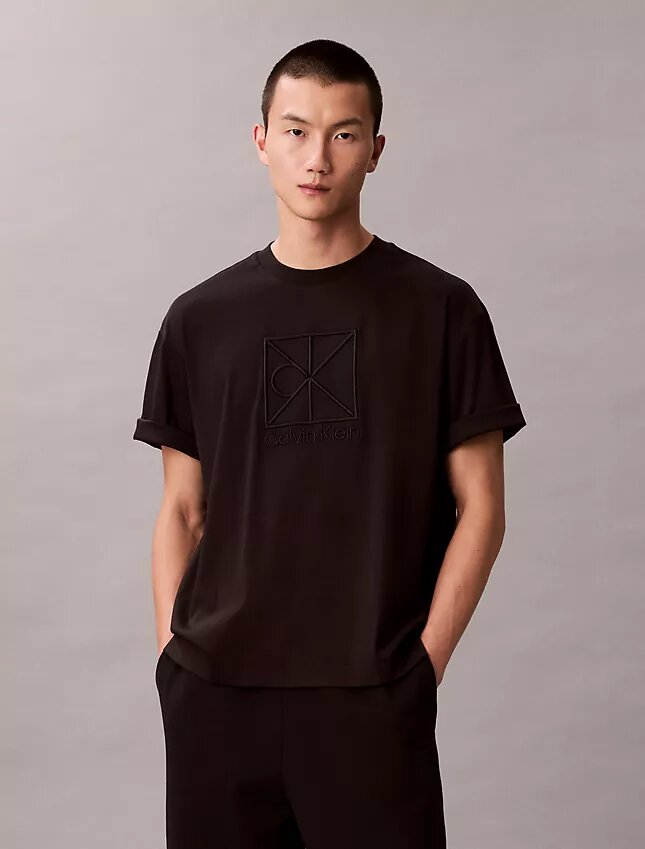 T-shirt med emblem och grafiskt tryck T-shirt med emblem och grafiskt tryck