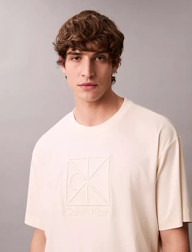 T-shirt med emblem och grafiskt tryck T-shirt med emblem och grafiskt tryck