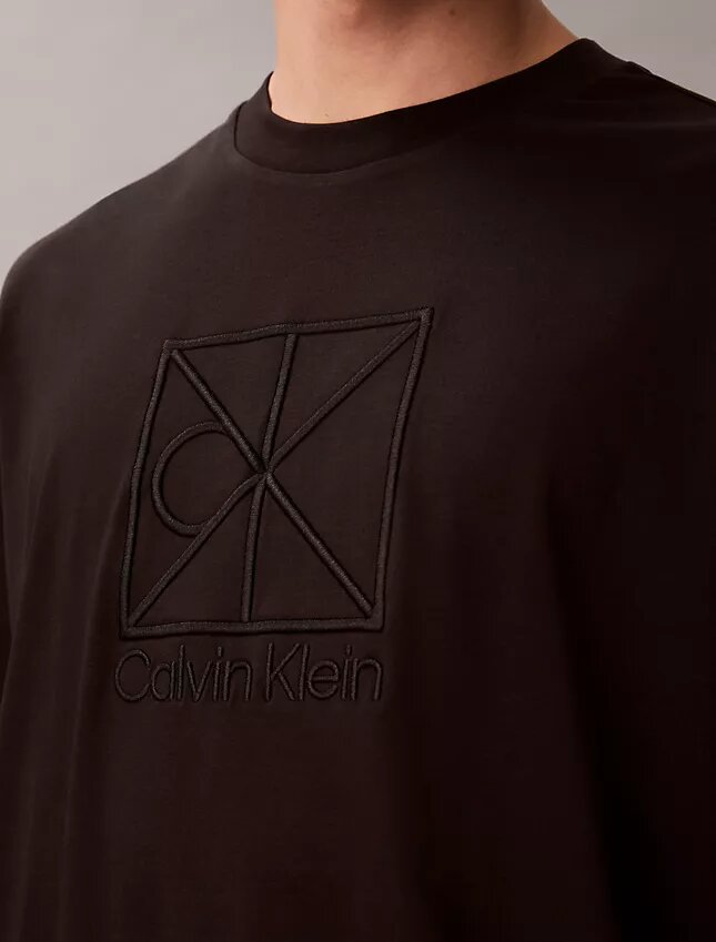 T-shirt med emblem och grafiskt tryck T-shirt med emblem och grafiskt tryck