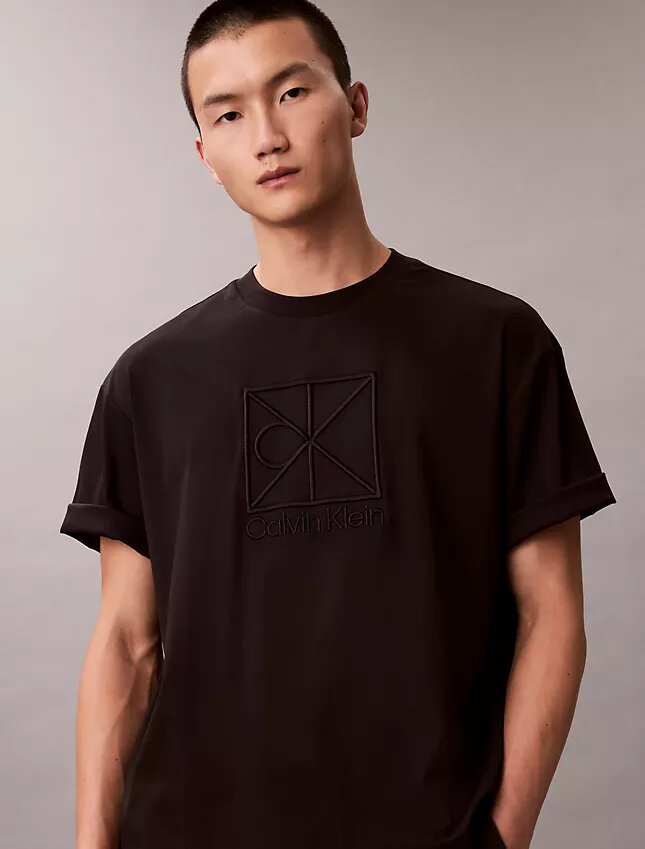 T-shirt med emblem och grafiskt tryck T-shirt med emblem och grafiskt tryck