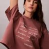 T-shirt med grafiskt tryck och logotyp