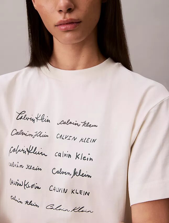 T-shirt med grafiskt tryck och logotyp T-shirt med grafiskt tryck och logotyp