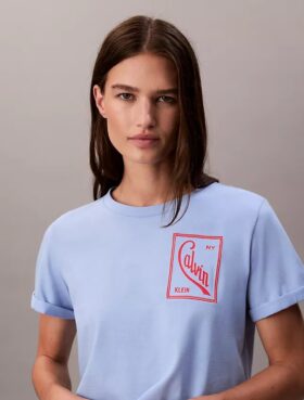 T-shirt med kort passform och skriptlogotyp