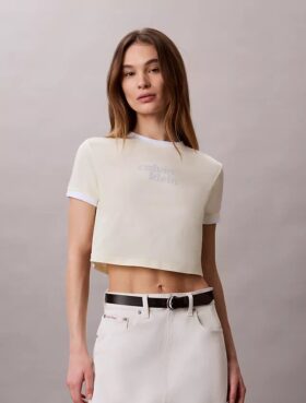 T-shirt med kort ärm och ringad krage samt logotyp