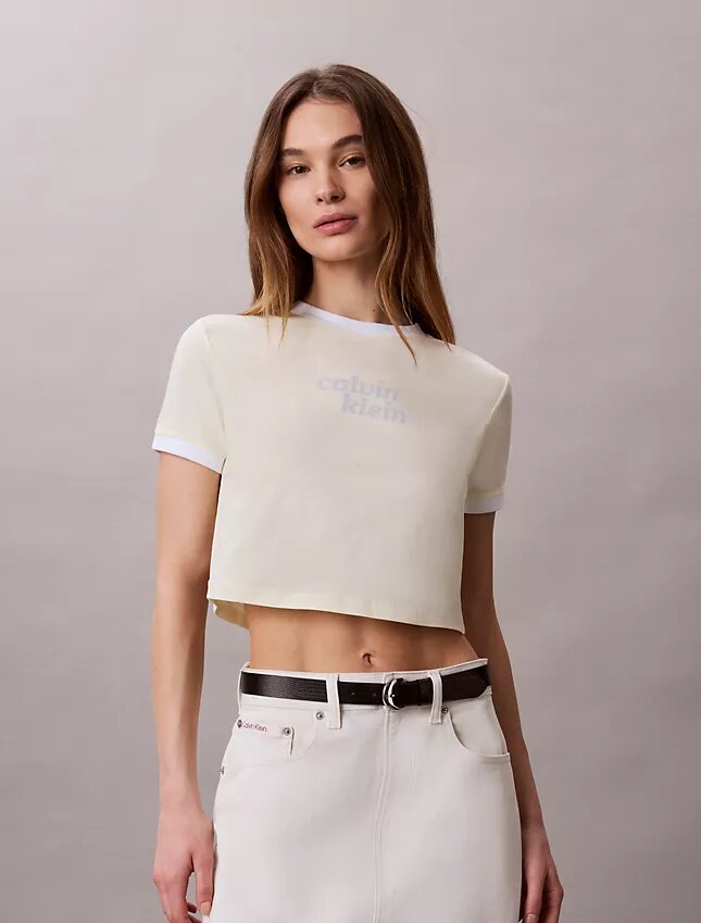 T-shirt med kort ärm och ringad krage samt logotyp T-shirt med kort ärm och ringad krage samt logotyp