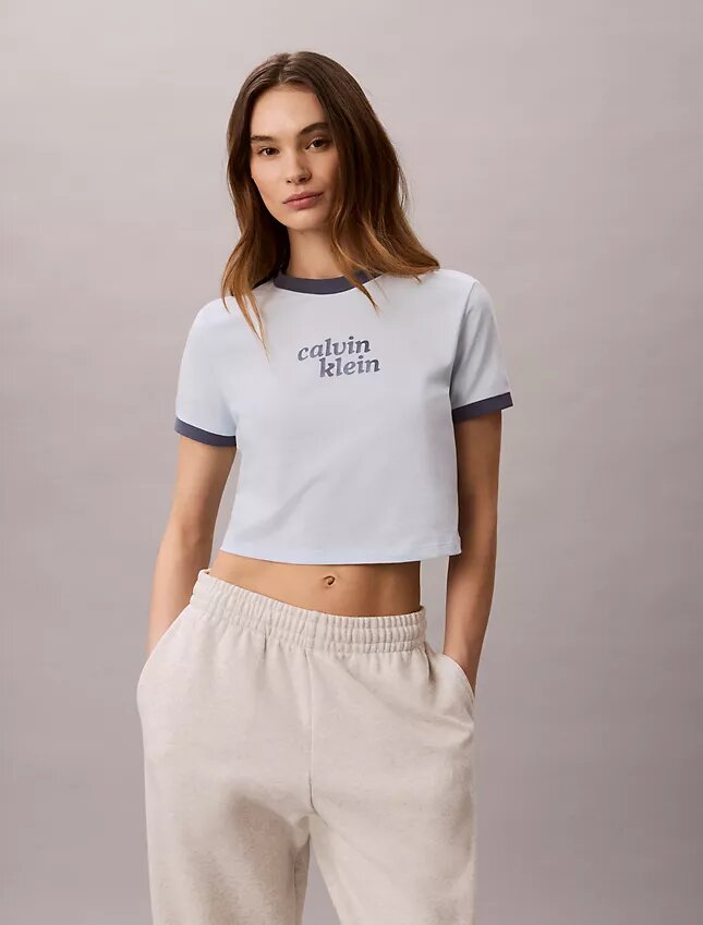 T-shirt med kort ärm och ringad krage samt logotyp T-shirt med kort ärm och ringad krage samt logotyp