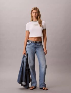 T-shirt med kort ärm och ringad krage samt logotyp