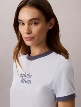 T-shirt med kort ärm och ringad krage samt logotyp