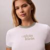 T-shirt med kort ärm och ringad krage samt logotyp T-shirt med kort ärm och ringad krage samt logotyp