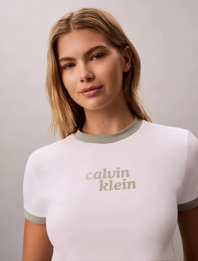 T-shirt med kort ärm och ringad krage samt logotyp T-shirt med kort ärm och ringad krage samt logotyp