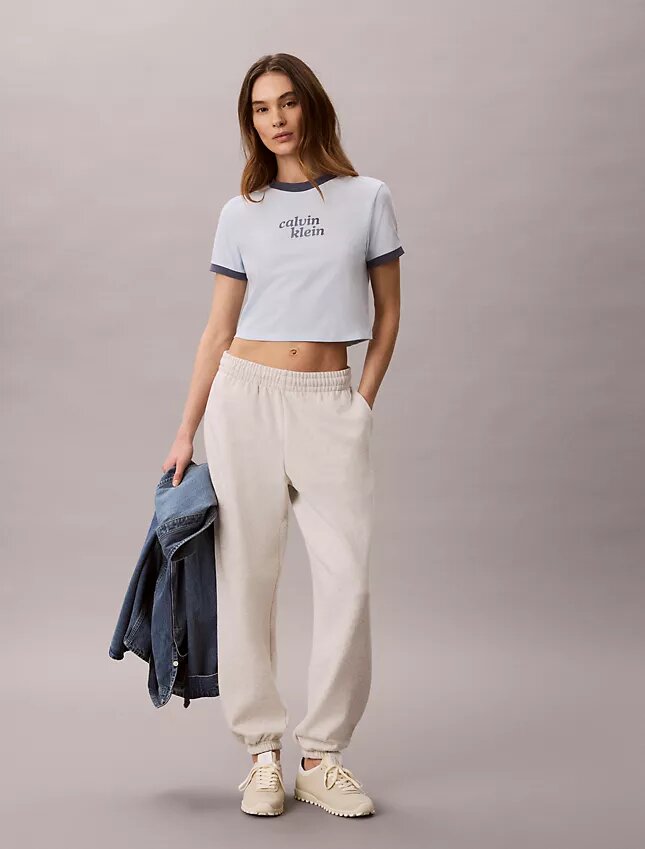 T-shirt med kort ärm och ringad krage samt logotyp T-shirt med kort ärm och ringad krage samt logotyp