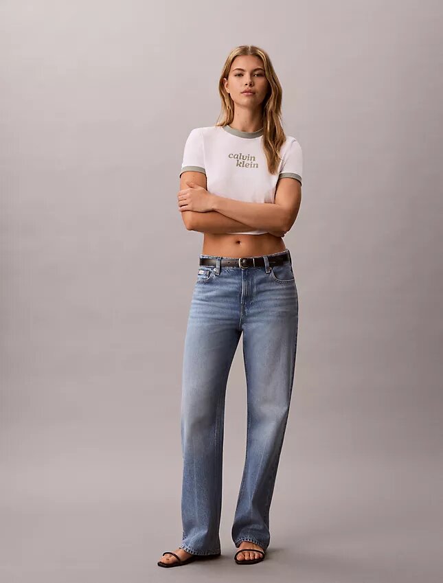 T-shirt med kort ärm och ringad krage samt logotyp T-shirt med kort ärm och ringad krage samt logotyp