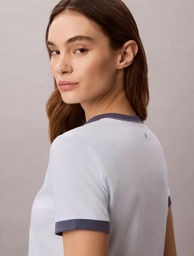 T-shirt med kort ärm och ringad krage samt logotyp T-shirt med kort ärm och ringad krage samt logotyp