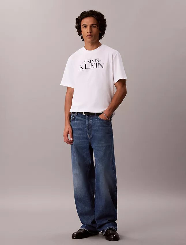 T-shirt med logotyp i avslappnad passform T-shirt med logotyp i avslappnad passform