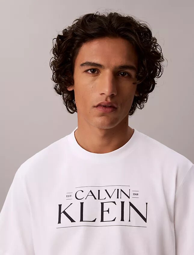 T-shirt med logotyp i avslappnad passform T-shirt med logotyp i avslappnad passform