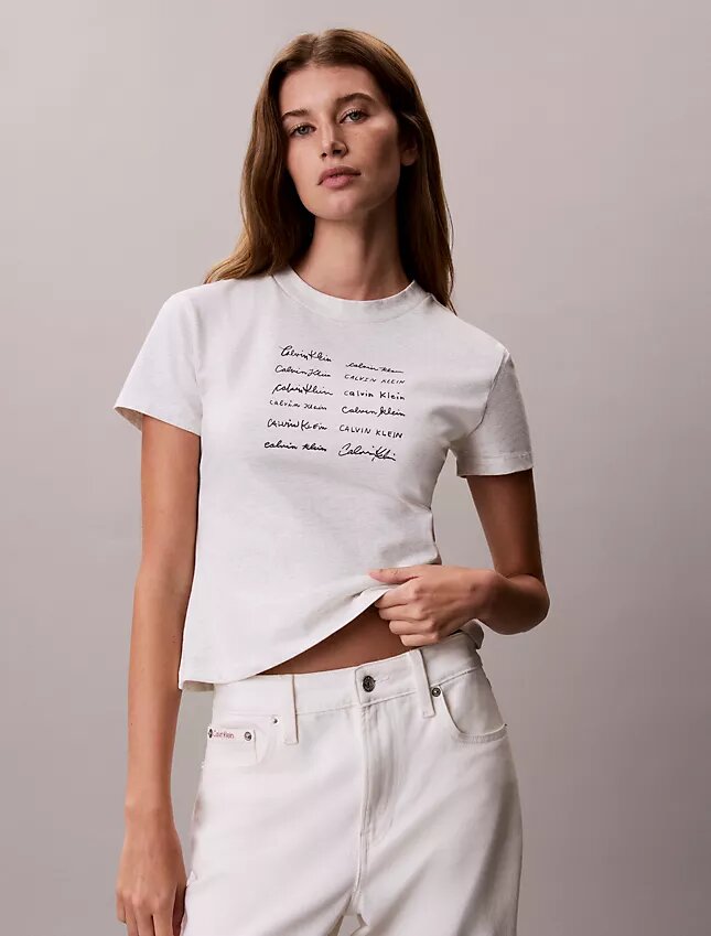T-shirt med logotyp i grafisk stil T-shirt med logotyp i grafisk stil