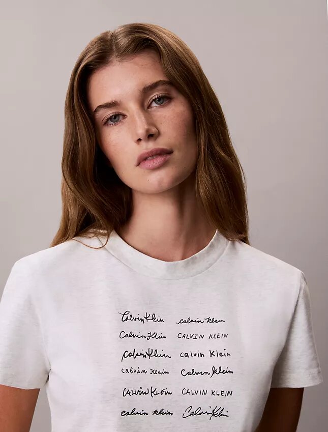 T-shirt med logotyp i grafisk stil T-shirt med logotyp i grafisk stil