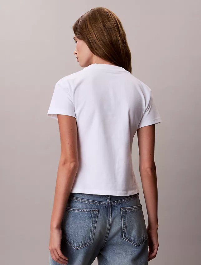 T-shirt med logotyp i grafisk stil T-shirt med logotyp i grafisk stil