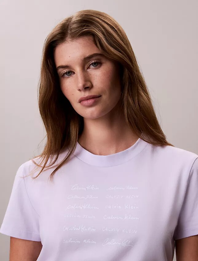 T-shirt med logotyp i grafisk stil T-shirt med logotyp i grafisk stil