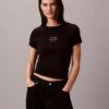 T-shirt med logotyp och ribbstickning T-shirt med logotyp och ribbstickning