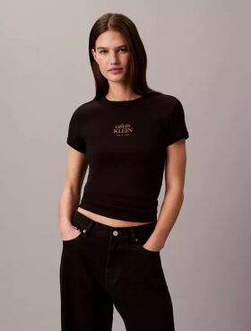 T-shirt med logotyp och ribbstickning