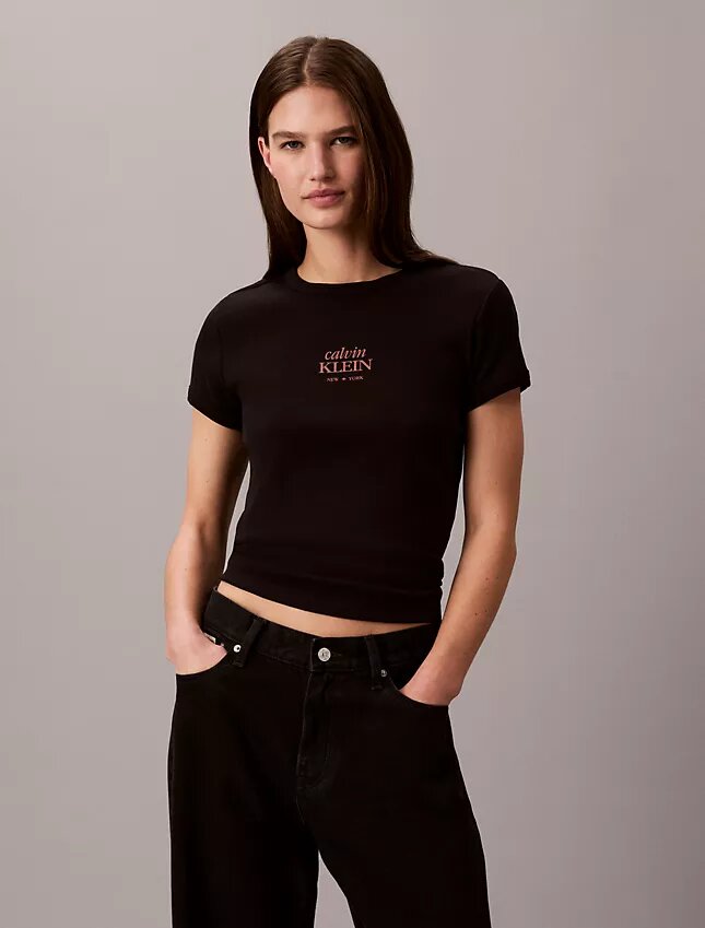 T-shirt med logotyp och ribbstickning T-shirt med logotyp och ribbstickning