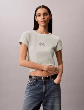 T-shirt med logotyp och ribbstickning