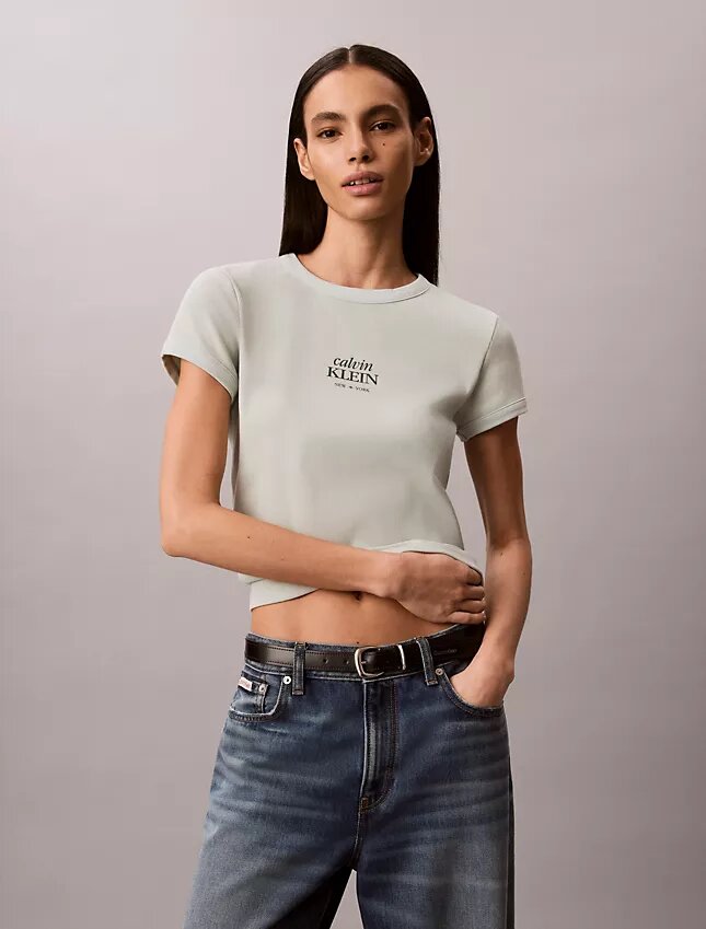 T-shirt med logotyp och ribbstickning T-shirt med logotyp och ribbstickning