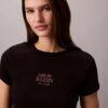 T-shirt med logotyp och ribbstickning T-shirt med logotyp och ribbstickning